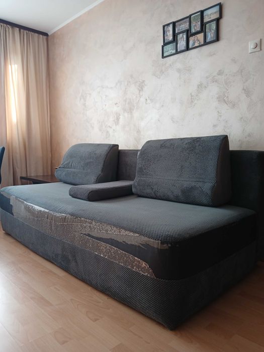 Canapea mare, extensibila,gri, fara brate,material catifelat.