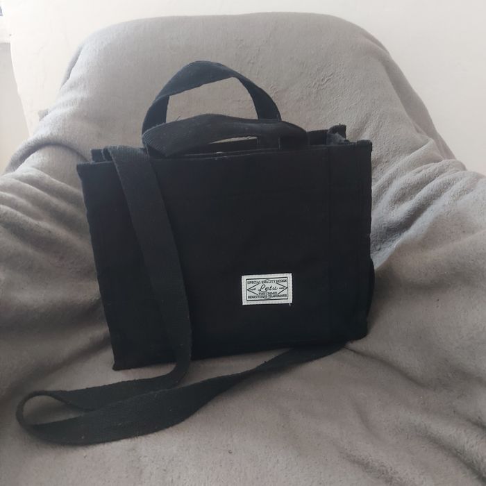 Vind geanta preț 15 .lei , pentru femei.