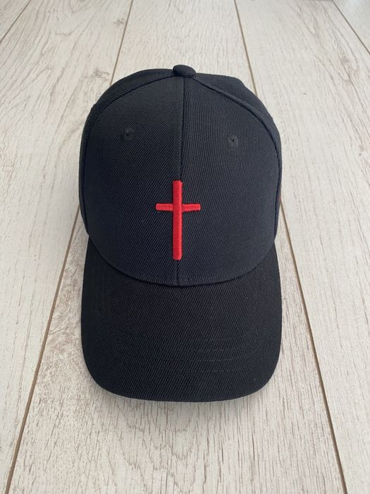 Sapca neagra cruce rosie