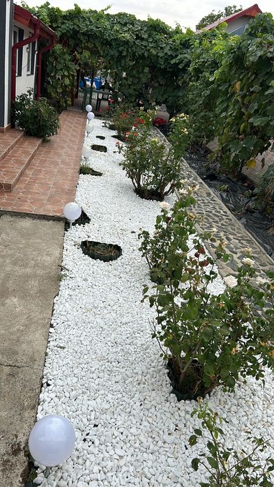 Marmură rotunjită albă și multicoloră Thassos – Bacău