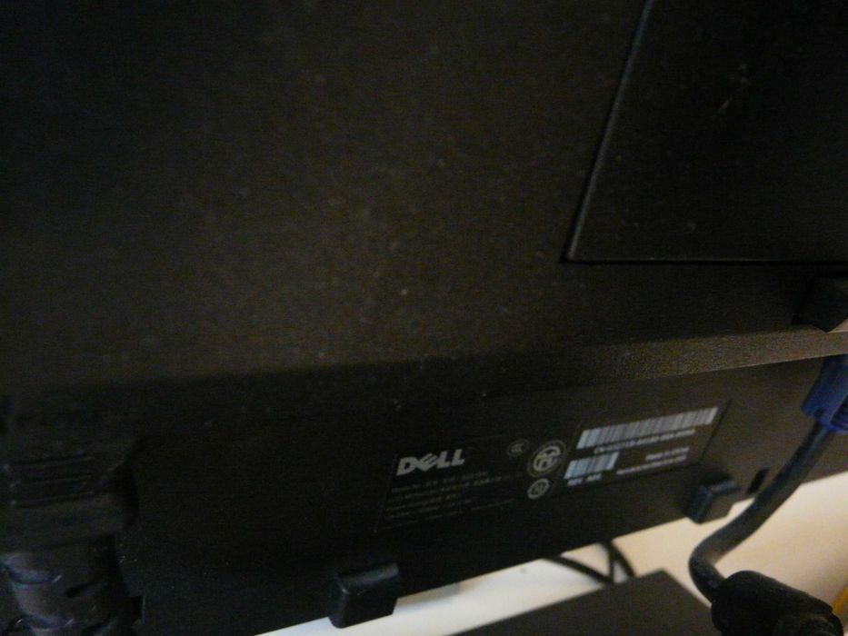 Монитор DELL 23 инча с клавиатура  DELL и всички кабели към него