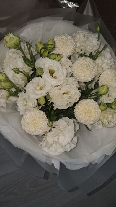 Белые цветы среднего размера