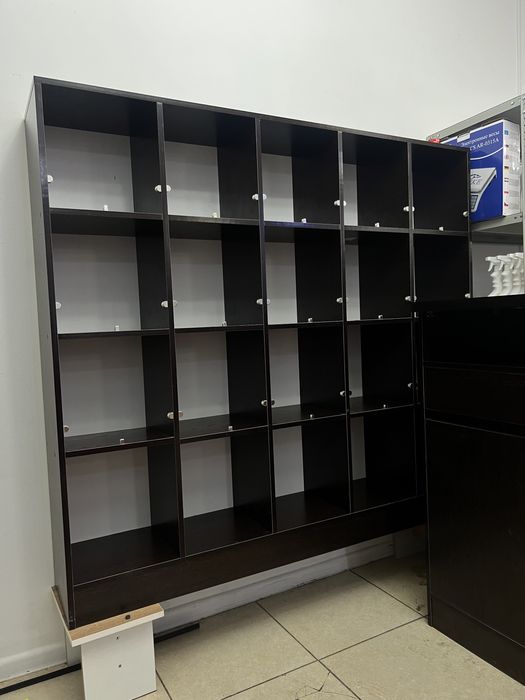 Продается витрина шкаф