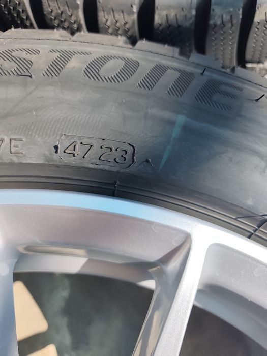 225/50/17" 4бр Bridgestone blizzak lm001,dot4723,7mm