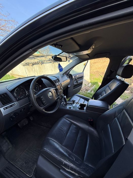 Volkswagen Touareg 3.0 TDI V6 pe arcuri