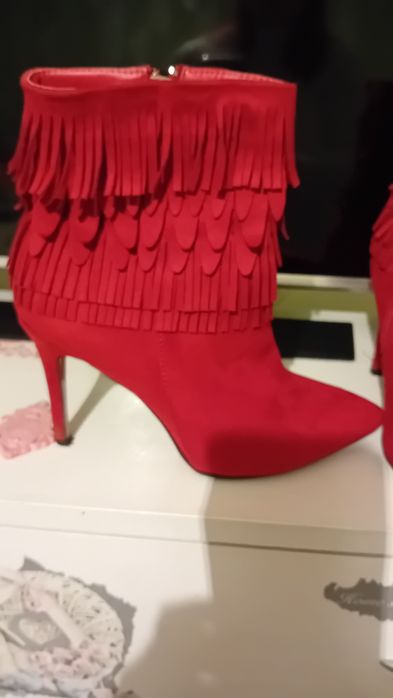 Велурени червени боти