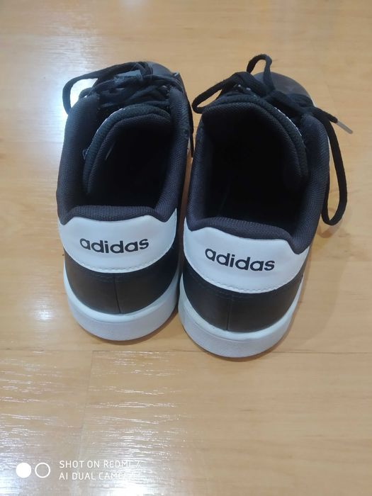 Обувки Adidas. Черно-Бели