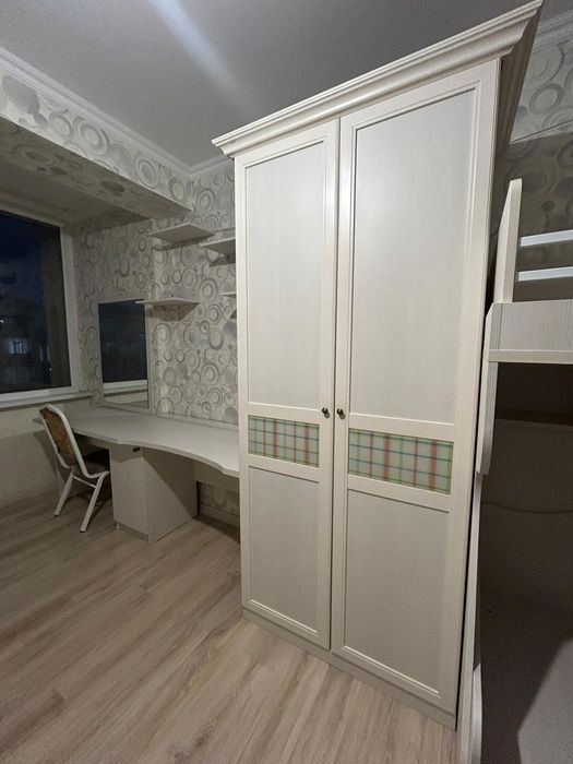 Двухъярусная кровать и шкафы