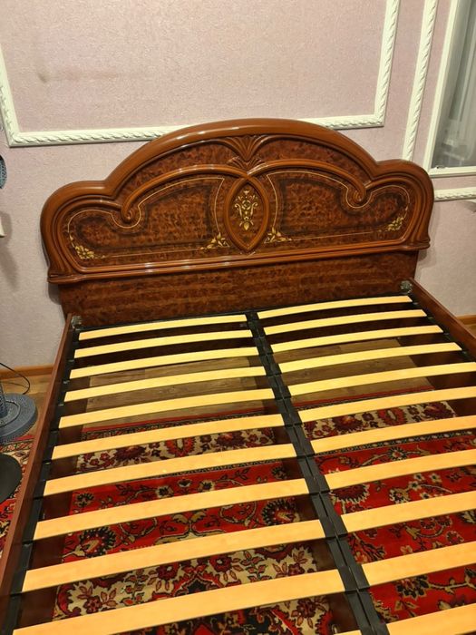 Кровать 4 тумбы и зеркало