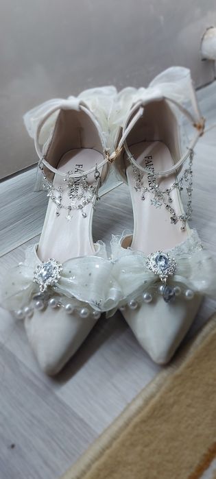 Нарядные туфли с бантом и жемчугом