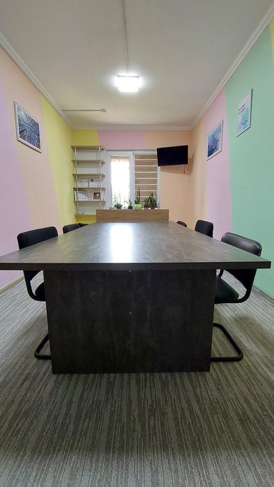 Oʻquv markazlari uchun zamonaviy stol-stullar