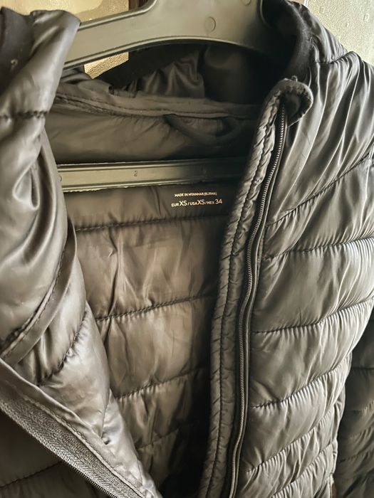 Черно дамско вталено зимно яке с качулка шушляково късо яке