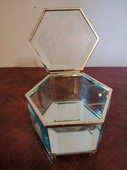 cadouri cristal /sticla  /lemn / metal / papuse / cruce / caseta /oliviera