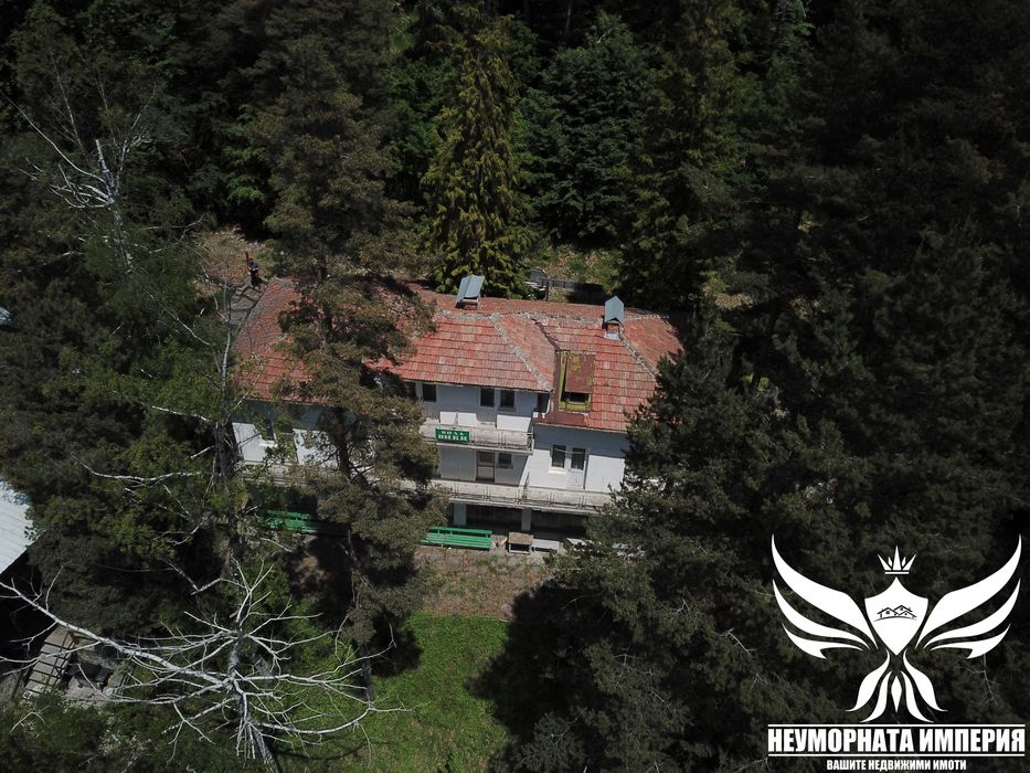 Продавам триетажна почивна станция РЗП425кв с парцел 1300кв в с.Руен