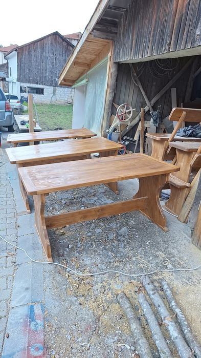 Маса с пейки и столове