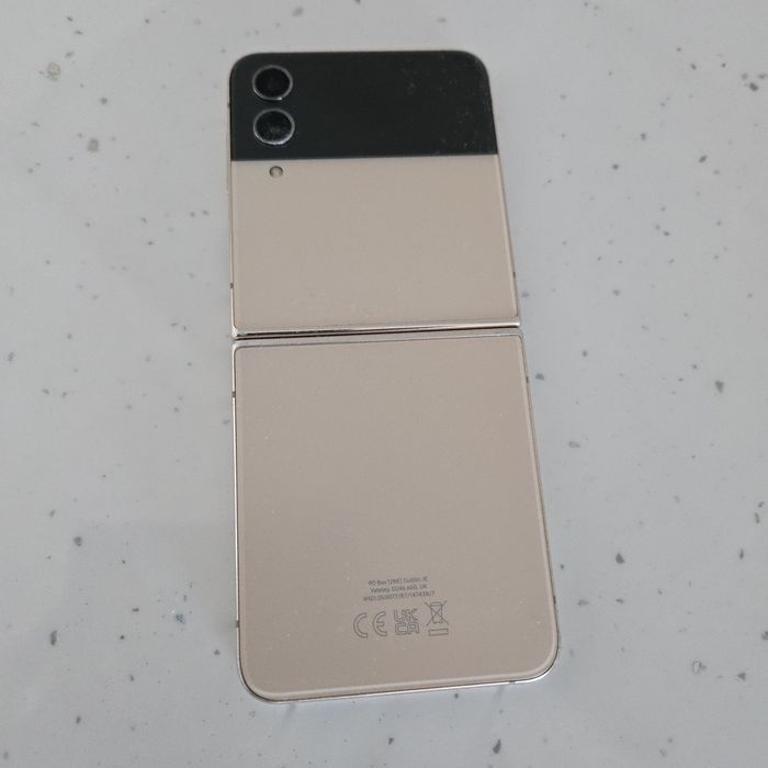 Telefon  Samsung Flip5  in stare perfecta vizual0740.583Nu a fost folosit o perioada si acum nu se deschide.582