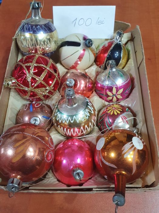 Globuri de sticlă și ornamente pentru  brad