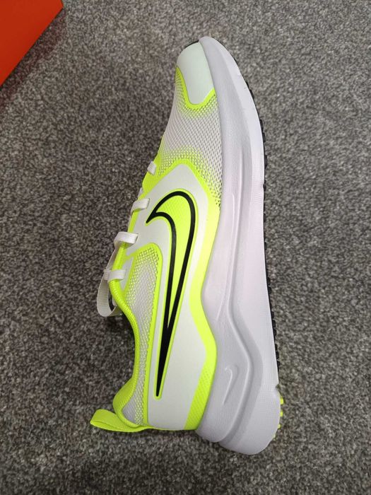 Nike Cosmic RUNNER (GS) 36,5 номер