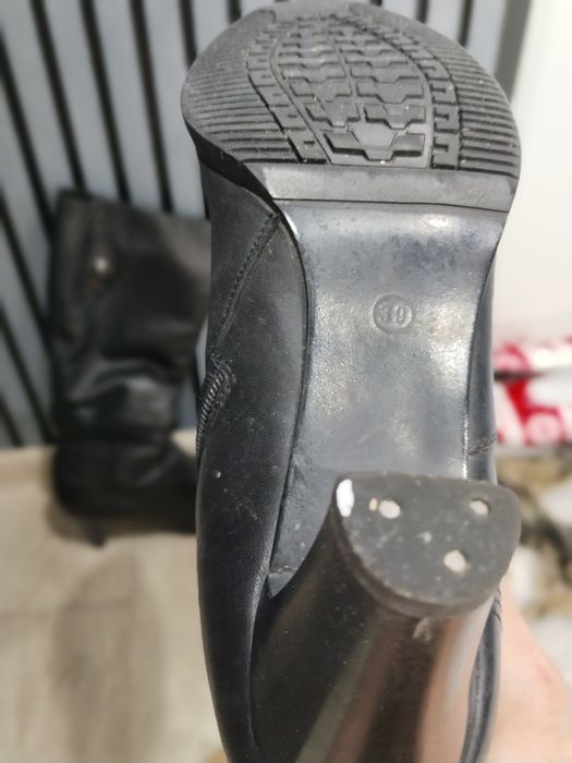 Продам замшевые ботфорты, и кожаные натуральные зимние сапоги.