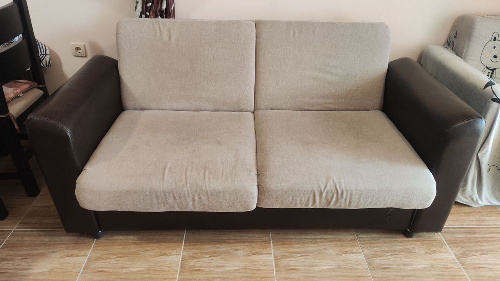 Диван и фотьойл. Всичко е наред, дивана и фотьойла са сгъваеми.