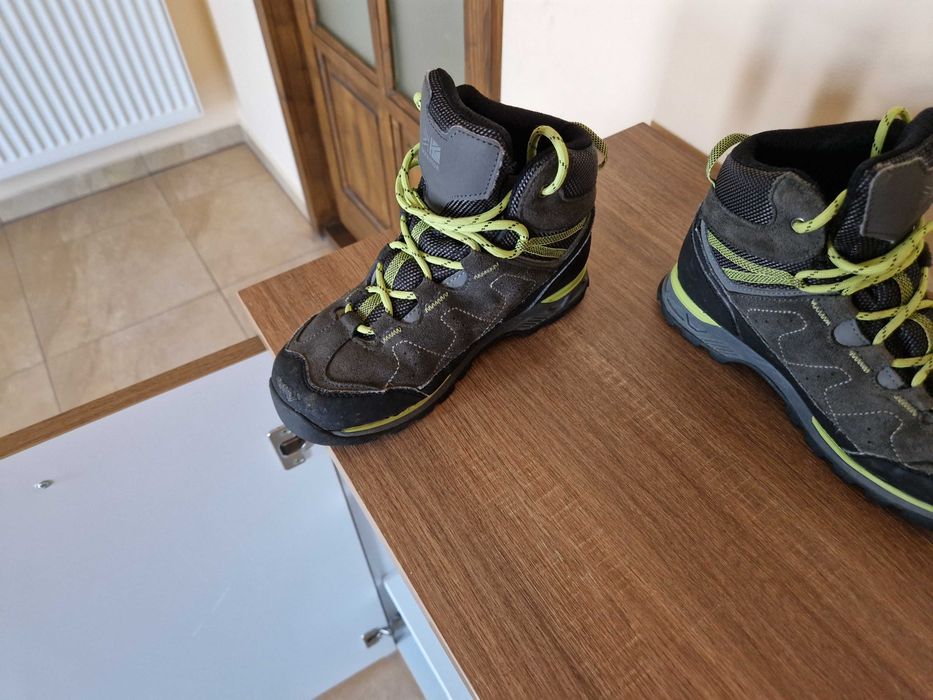 Ghete baietii iarna din Anglia