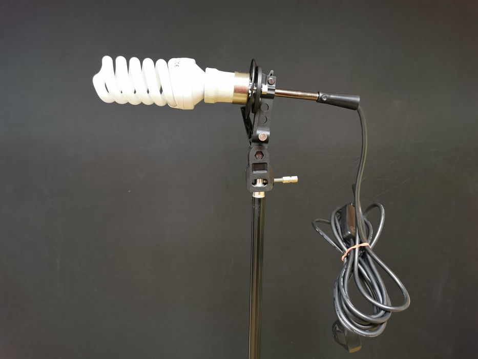 Стойка за чадър / софтбокс с вграден цокъл за крушка