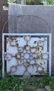 продается калитка железная. размеры высота 140 см ширина 110 см.