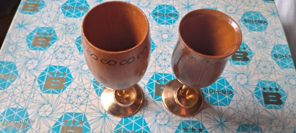 Свадебные  рюмки с обручальными кольцами новые,материал дуб