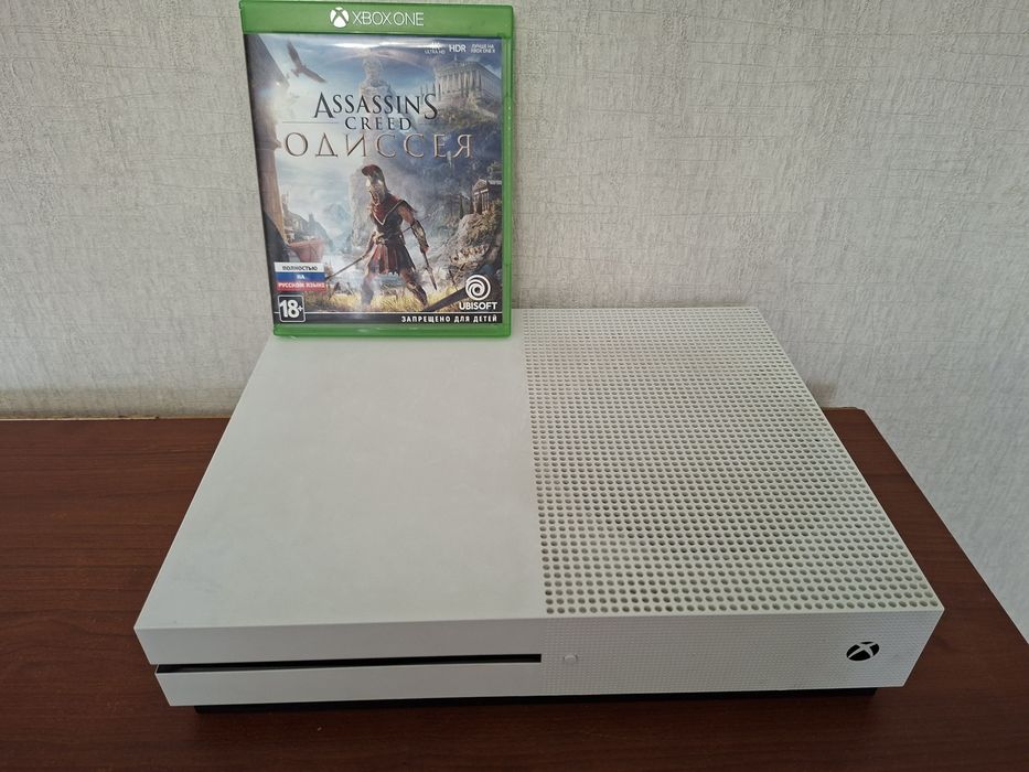 Xbox one s + 2 джойстиками и 6 играми