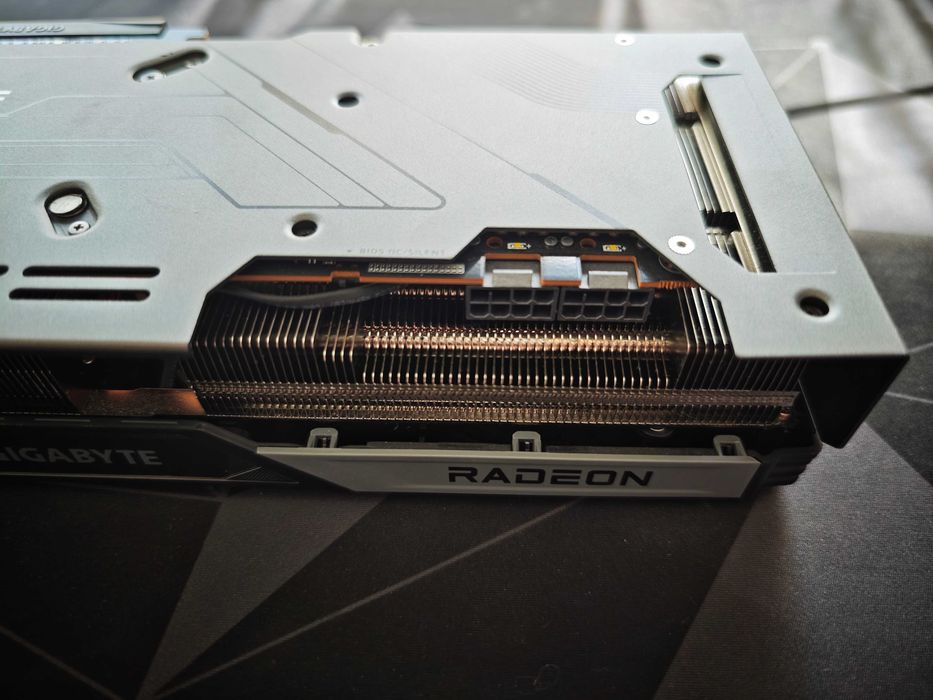 Видео карта AMD Radeon RX 7800 XT - силно запазена с 2 години гранция