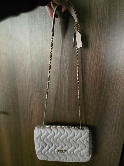 Продавам чанта Guess