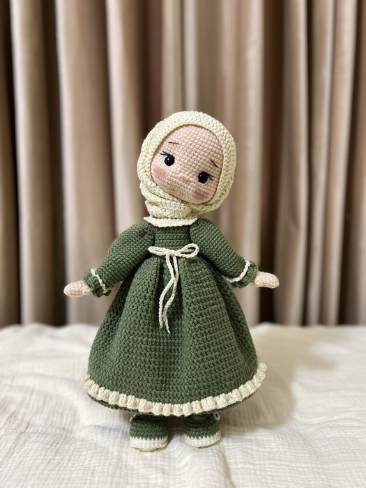 Вязаная кукла ручной работы