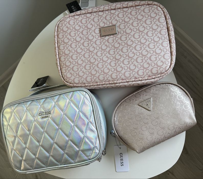 Козметични чанти Guess