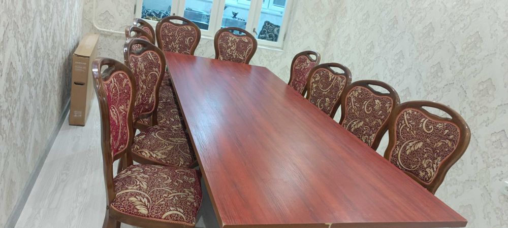 Стол и стулья на 12 персон