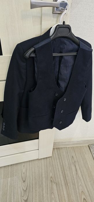 Продам костюм для школы на 6-7 лет