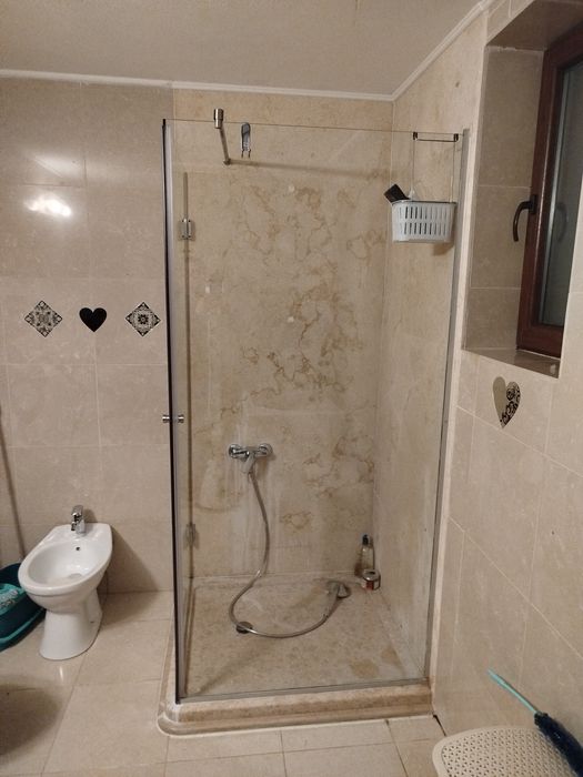 Vând cabină duș cu  cădiță din marmura foarte frumoasă.