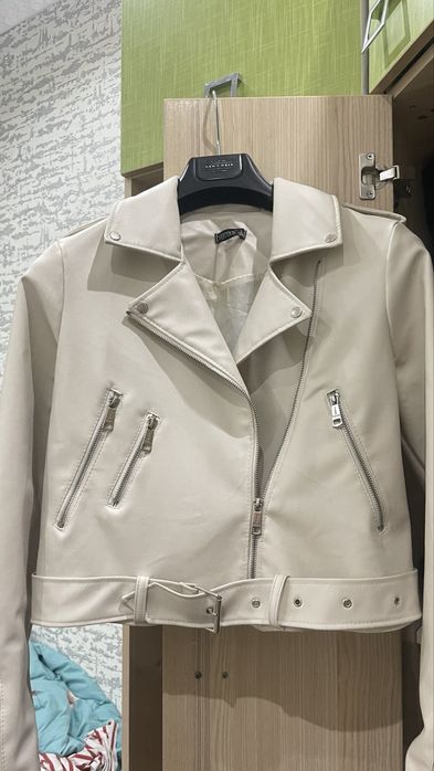 Беживая коженная куртка