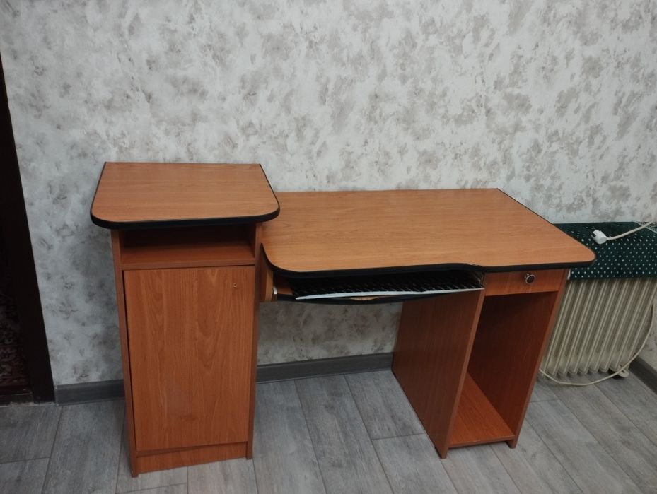 Продается компьютерный стол в хорошем состоянии