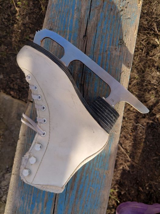 Продаеться коньки