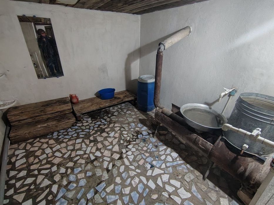 Срочно сдается участок в Чирчике юмалак в доль дороги двух комнатный