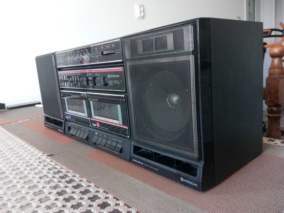 Антикварен модел радиокасетофон-Hitachi.За ремонт,майстор,части.