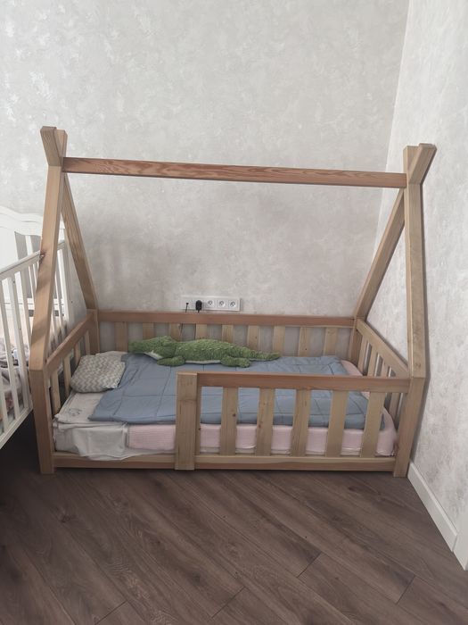Продается детская кроватка домик