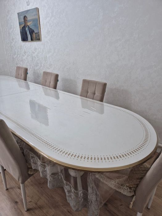 Стол гостевой в отличном состоянии.