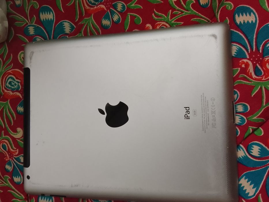 Айпад  планшет  можно ставить сим карту.