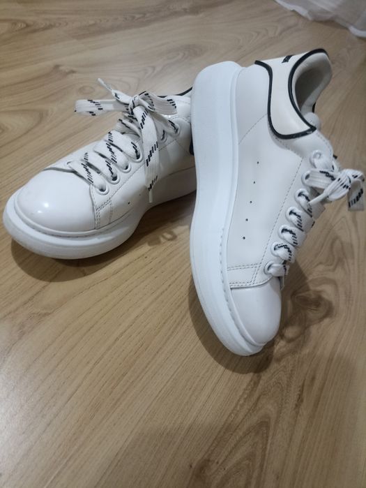Маратонки   бели 38 номер