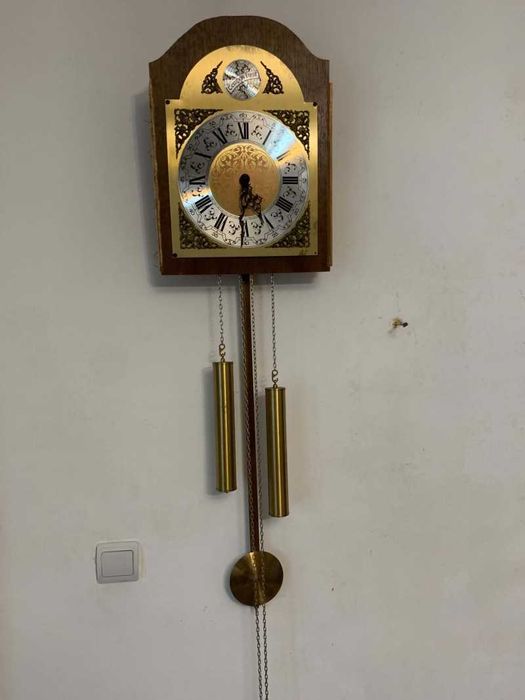 Ceas de perete cu pendula si doua greutati