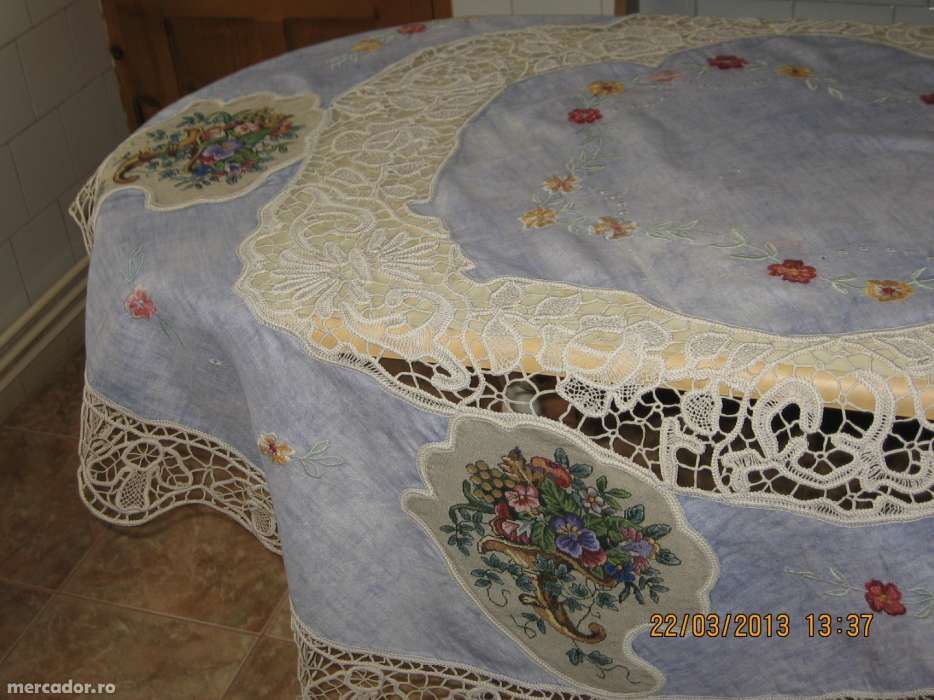 vand fata de masa cu macrame si goblenuri