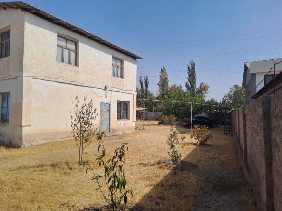 Xovli sotiladi 22sotih Yuqori chirchiqda gaz,suv, svet bor. 2 etajlik