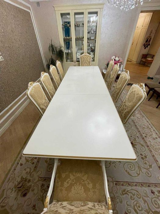 Стол и стулья для гостиной