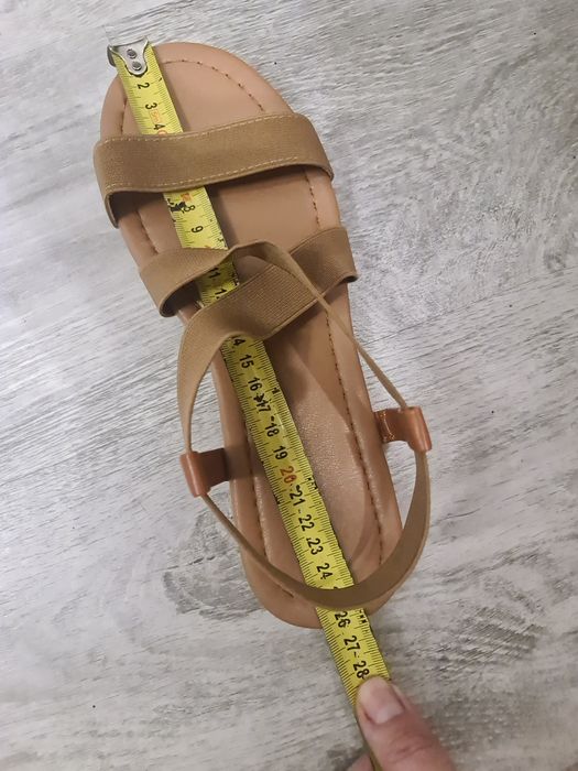 Босоножки новые 39	-40